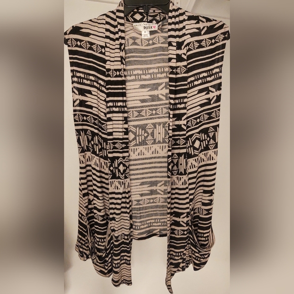 Derek 🩷 Sleeveless Cardigan - Picture 3 of 7